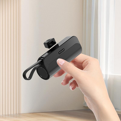 Bærbar powerbank med høj kapacitet og indbyggede kabler